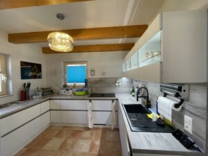 Küche mit Einbauküche