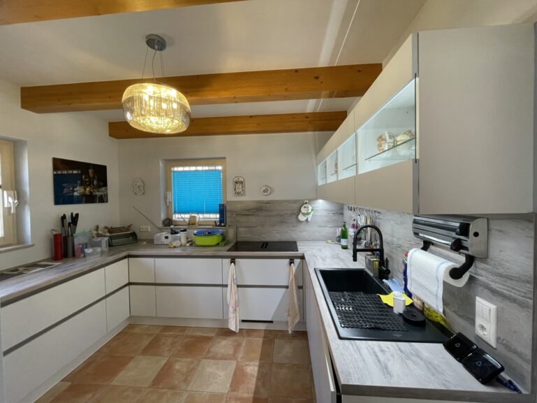 Küche mit Einbauküche