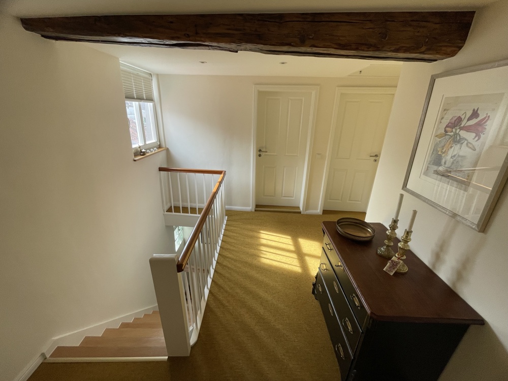 Flur mit Treppenhaus DG