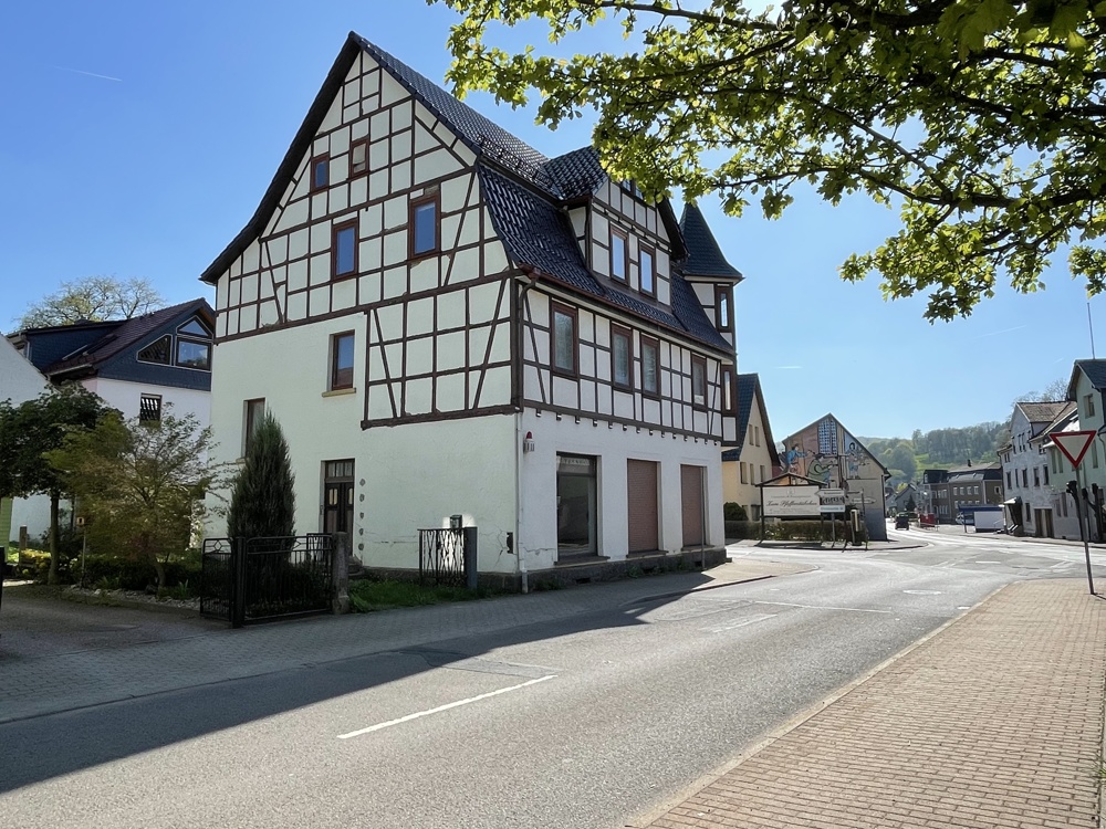 Ansicht mit Hofeinfahrt
