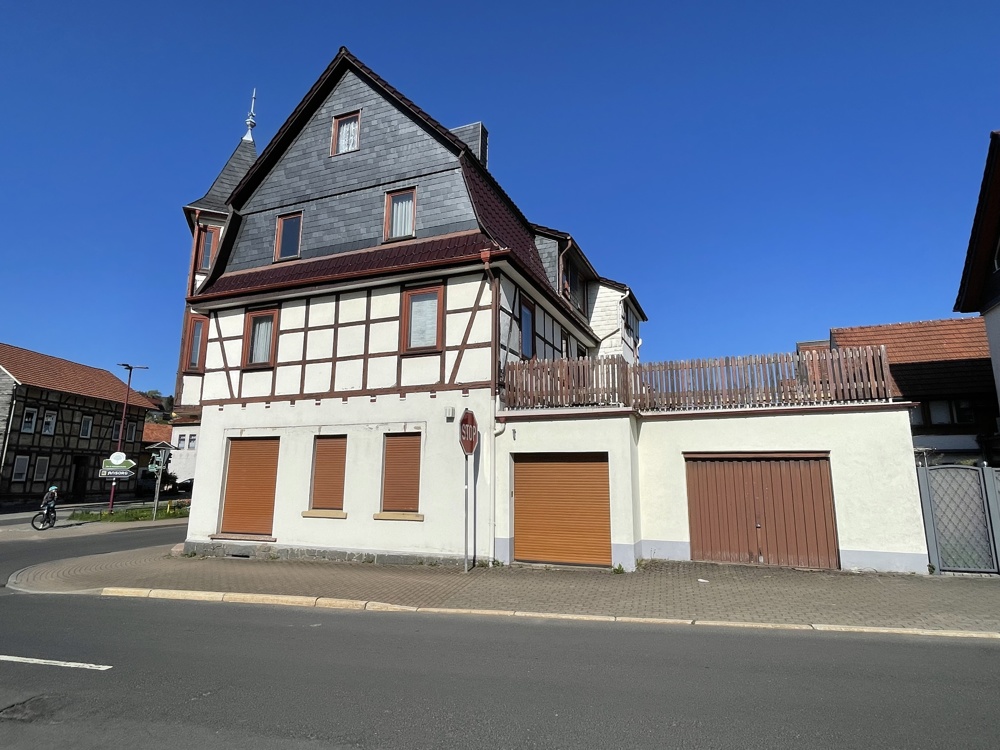 Ansicht mit Garage
