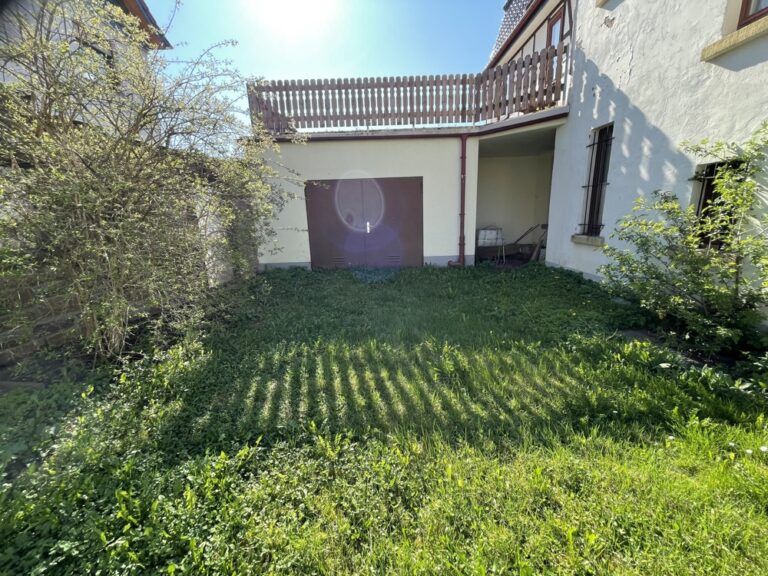 Hof mit Garage