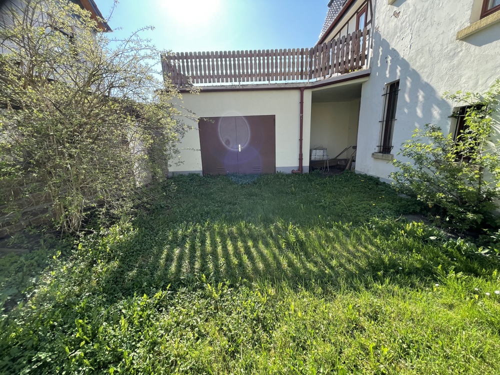 Hof mit Garage