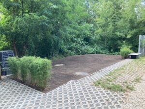 PKW-Stellplatz auf dem Grundstück