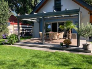 Terrasse mit Wohnzimmer-Eingang