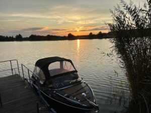Bootssteg im Sonnenuntergang