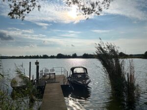 Blick vom Bootssteg auf den See