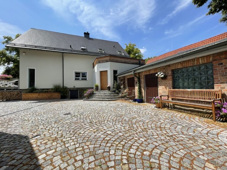 Hof mit Einfahrt