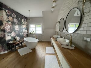 Bad OG mit freistehender Wanne