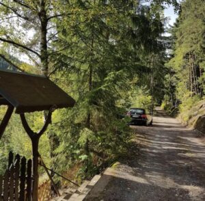 Waldweg Roter Stein mit PKW-Stellplatz