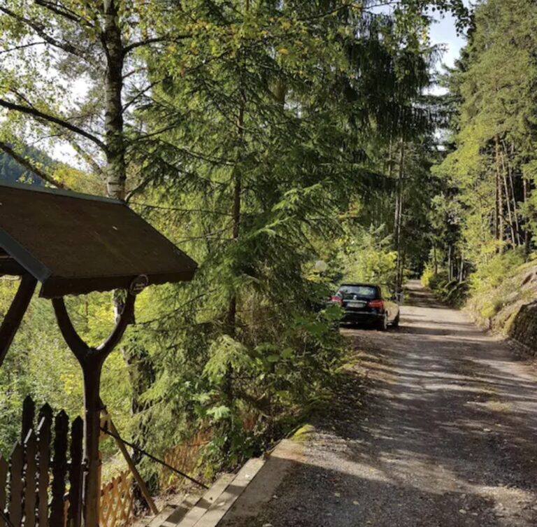 Waldweg Roter Stein mit PKW-Stellplatz
