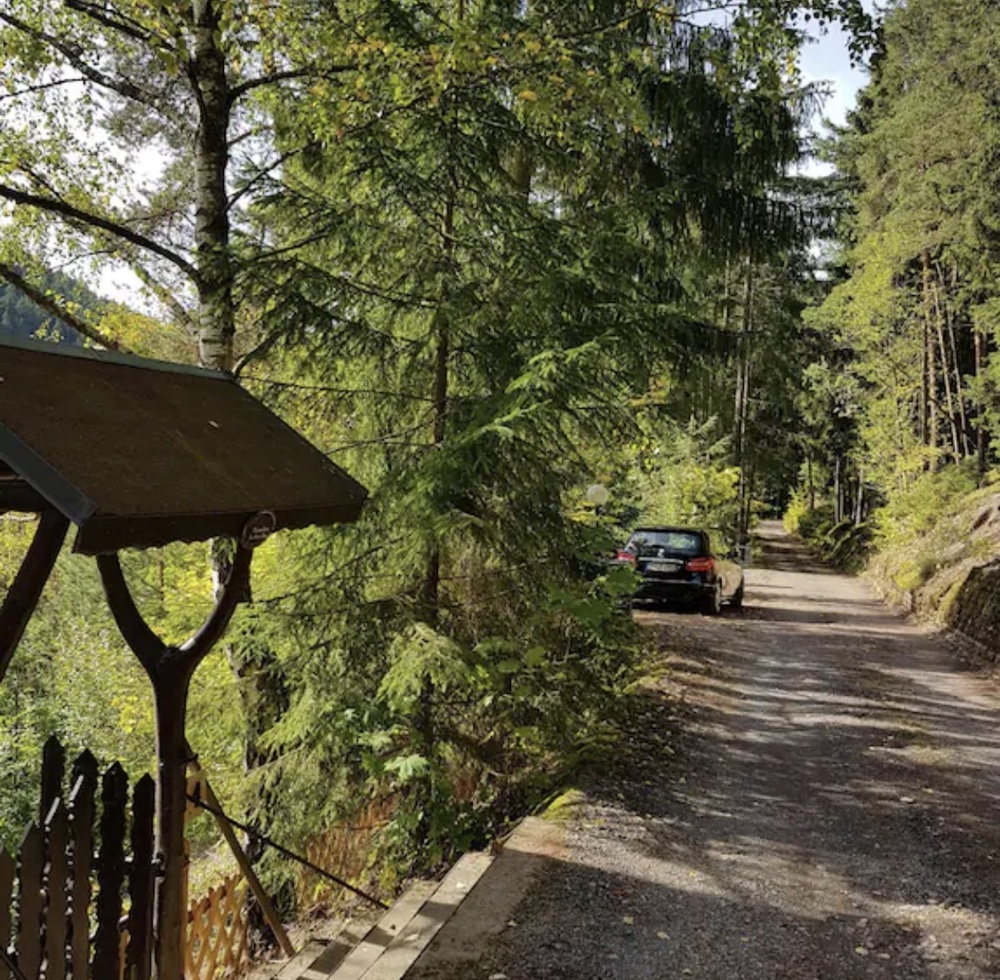 Waldweg Roter Stein mit PKW-Stellplatz