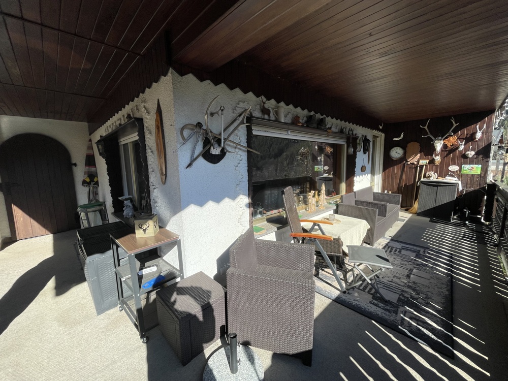 großer, überdachter Balkon
