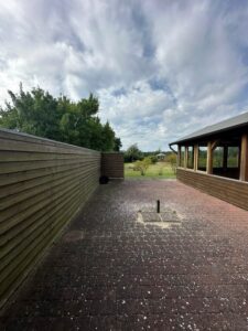 Terrasse mit Blick zum Garten