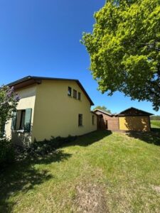 Haus rechte Seite mit Garage