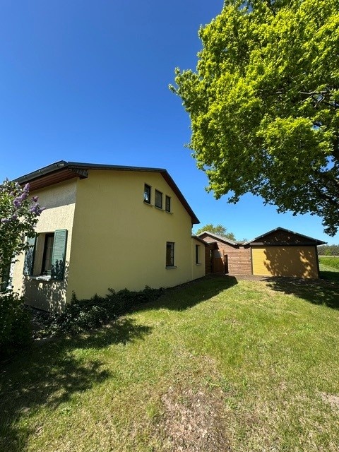 Haus rechte Seite mit Garage